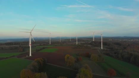 Vuelo-De-Drones-Sobre-El-Parque-De-Turbinas-Eólicas-En-Un-Paisaje-Rural