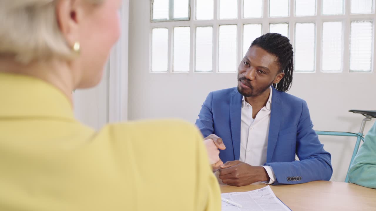 Aperto de mãos profissional durante uma reunião