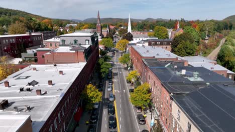 Antenne-Auf-Niedrigem-Straßenniveau-Von-Brattleboro,-Vermont