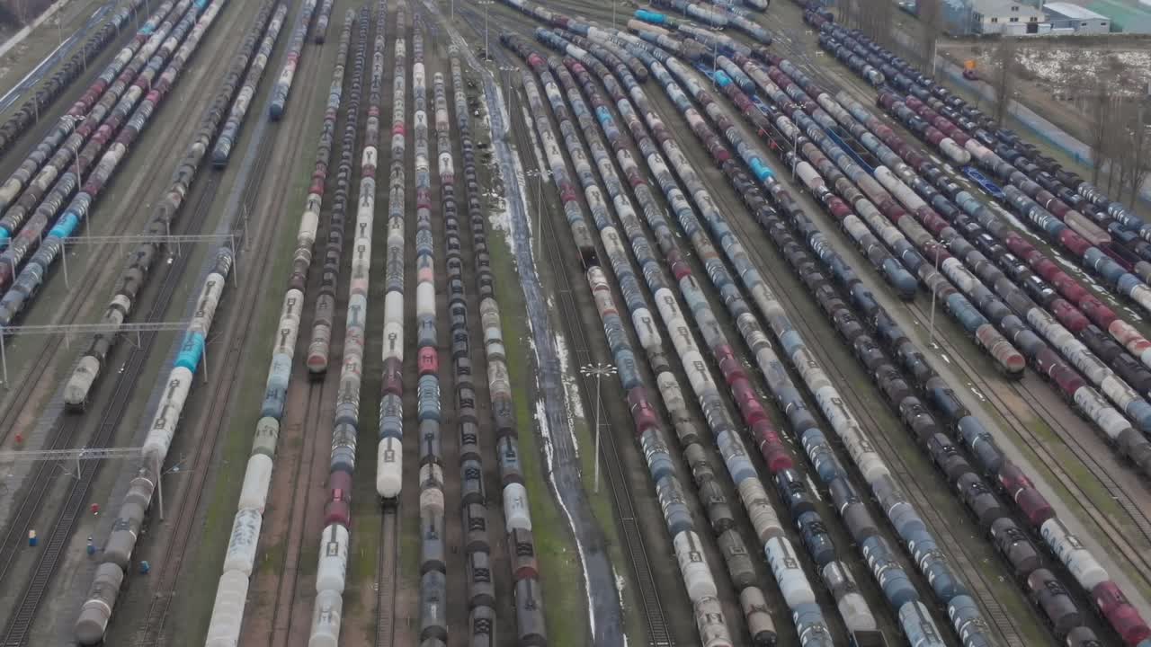 Eisenbahnwaggons stehen auf einem großen Rangierbahnhof mit vielen Gleisen.