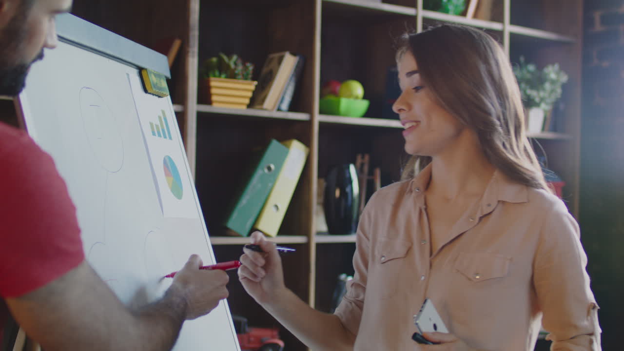 mujer de negocios discutiendo el plan de trabajo con un colega. concepto de planificación estratégica