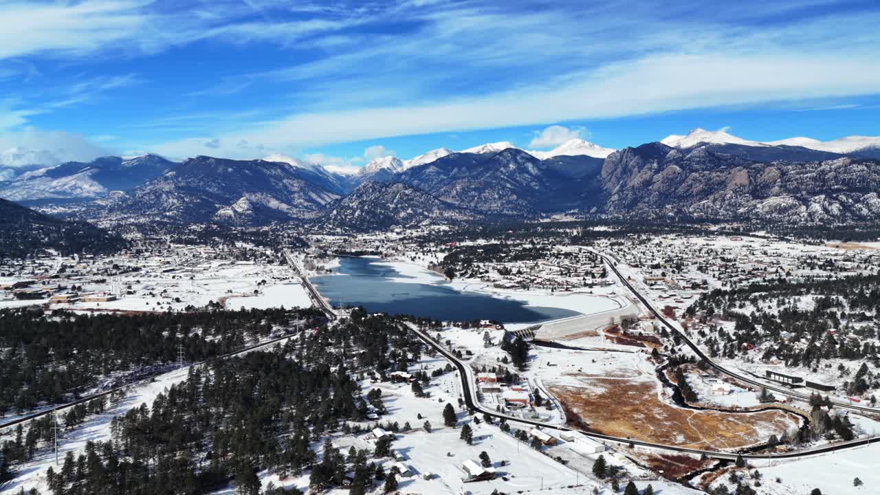 Lago Estes Park, città, inverno, neve, mattina, cielo blu soleggiato, drone aereo, Colorado, diga Olympus, Front Range, Parco Nazionale delle Montagne Rocciose RMNP, Prospect, monte McGregor, contea di Larimer, movimento panoramico a sinistra