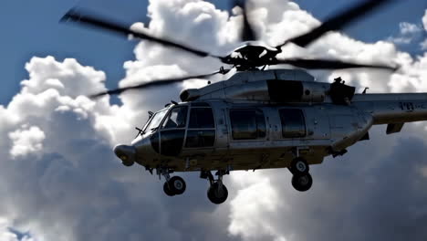 helicóptero militar en vuelo
