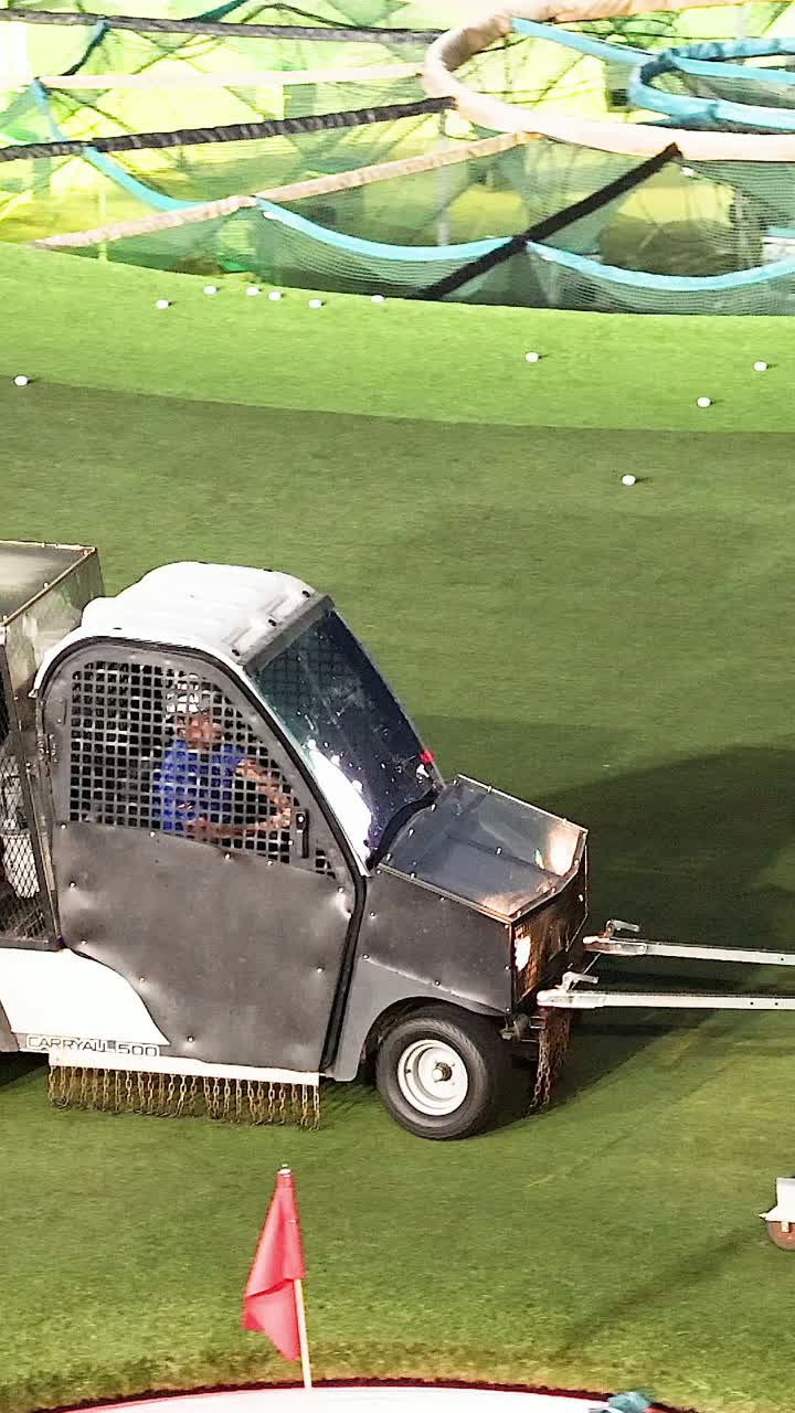경기장에서 골프 공을 모으는 차량