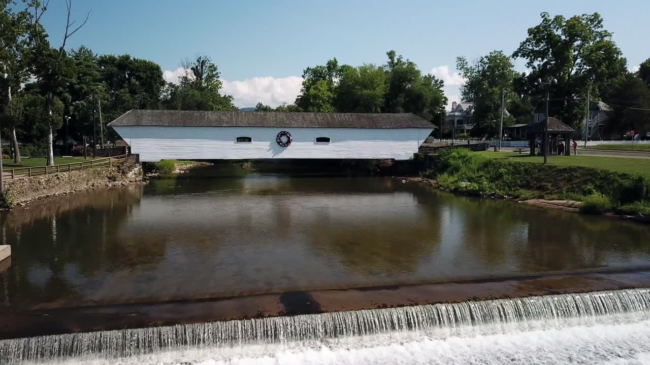 vuelo aéreo hacia el puente cubierto de elizabethton en elizabethton tennessee