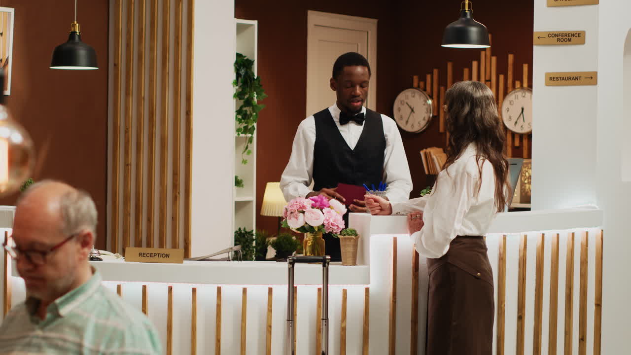 Il concierge dell'hotel verifica il passaporto.