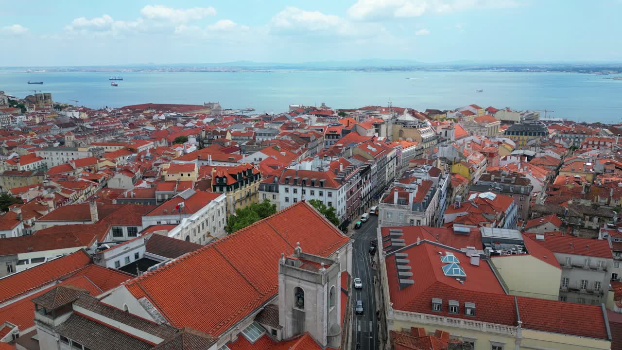 Vista aerea di Lisbona con il fiume Tago sullo sfondo. Portogallo - Ripresa drone all'indietro