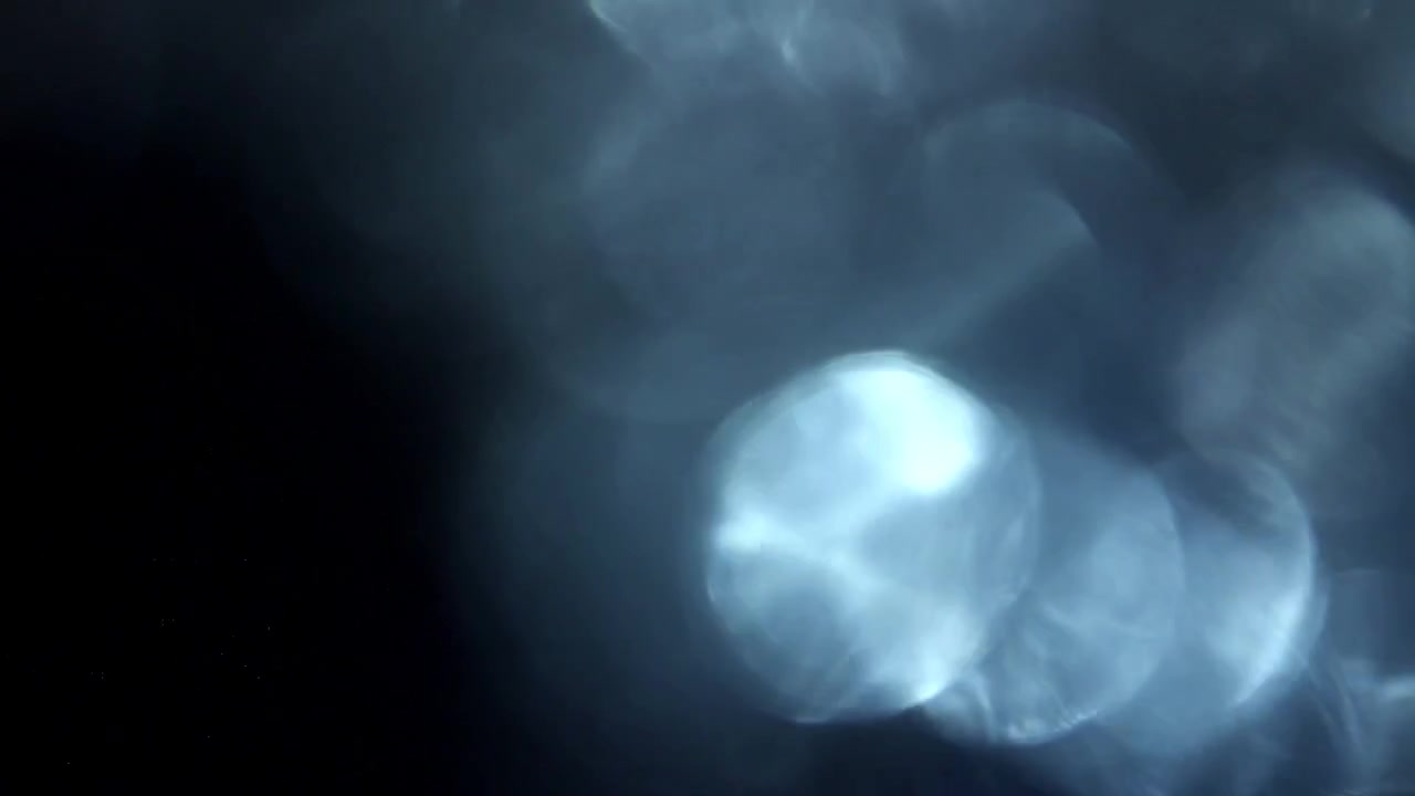 Sovrapposizione astratta di aloni di luce blu e bokeh