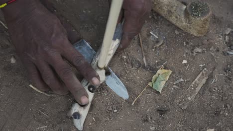 Afrikanischer-Stammesmann,-Der-Mit-Zwei-Holzstöcken-Feuer-Macht