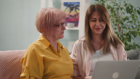 madre anciana consulta con una hija adulta
