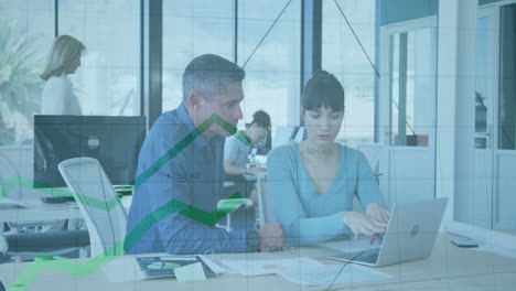 animación de gráficos verdes moviéndose sobre hombre y mujer caucásicos discutiendo sobre la computadora portátil en la oficina