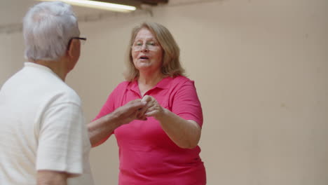 Plano-Medio-De-Una-Pareja-Mayor-Cantando-Y-Bailando-En-El-Estudio