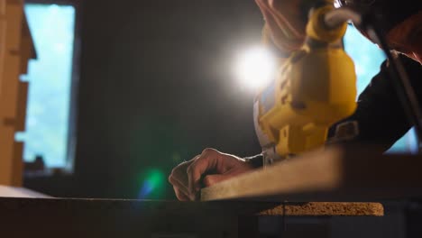 persona que usa un rompecabezas para cortar madera
