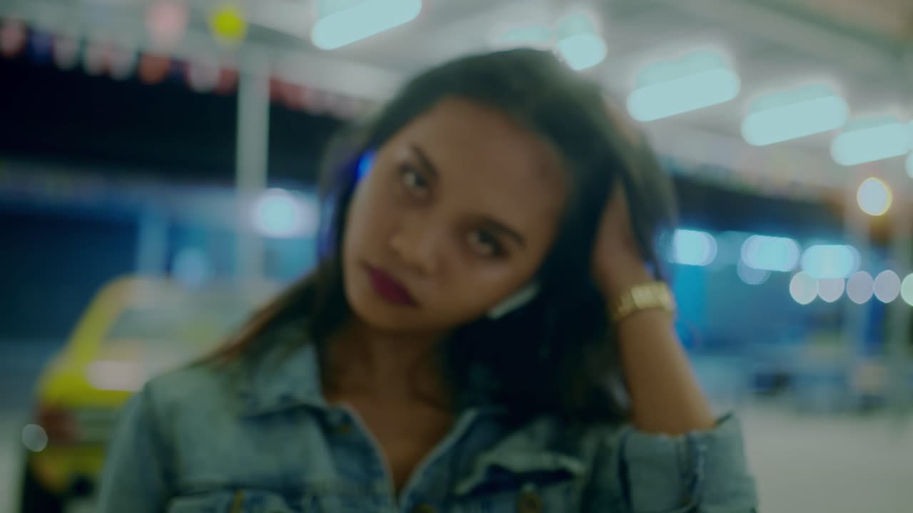 retrato de una mujer por la noche