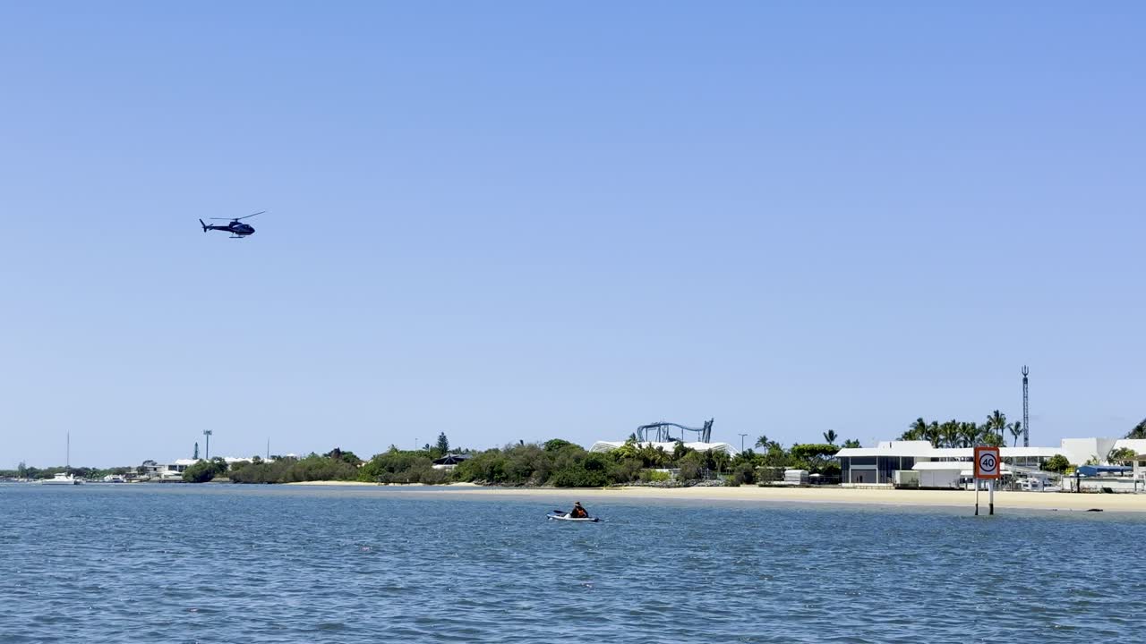 вертолет приближается и приземляется возле пристани