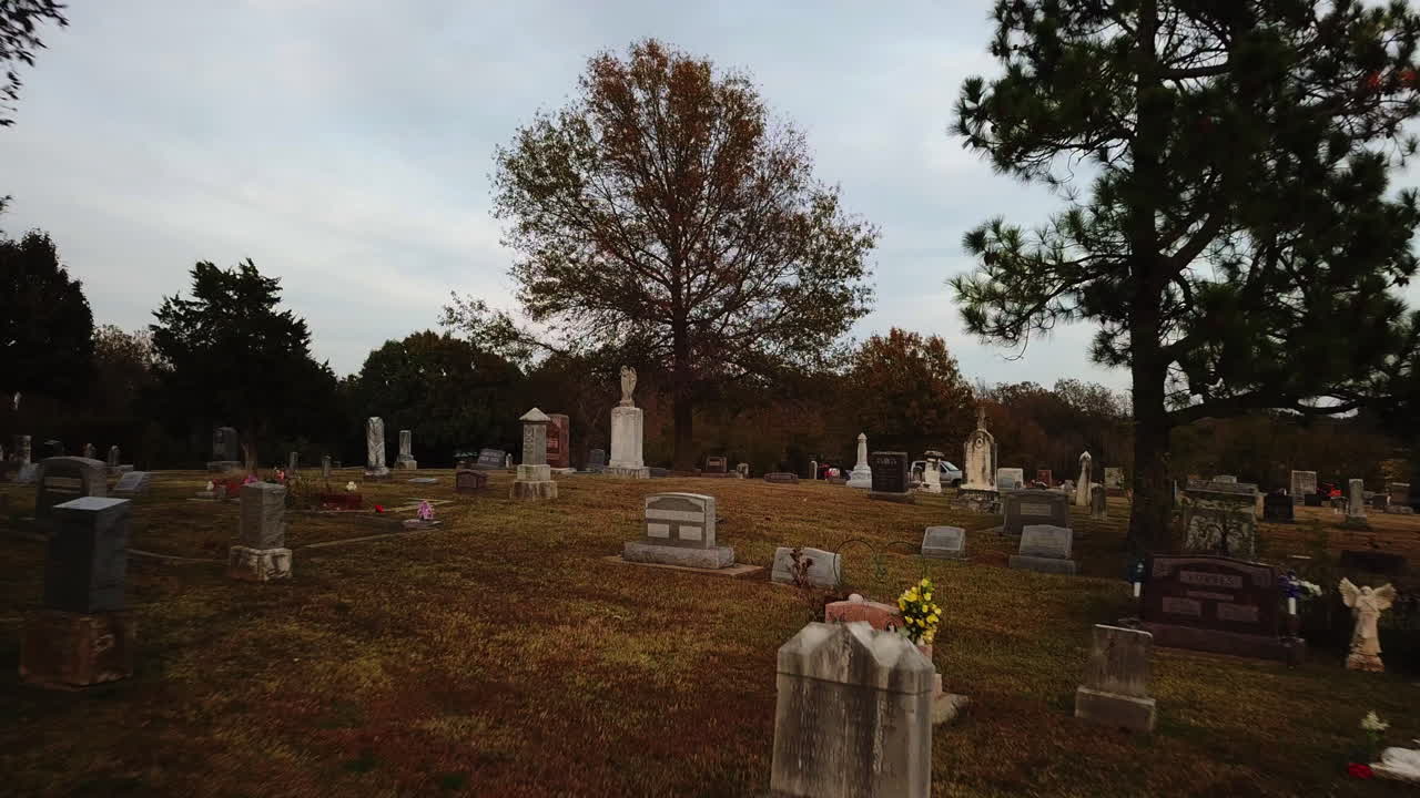 묘지의 무덤 위로 느린 동작으로 낮은 공중 촬영