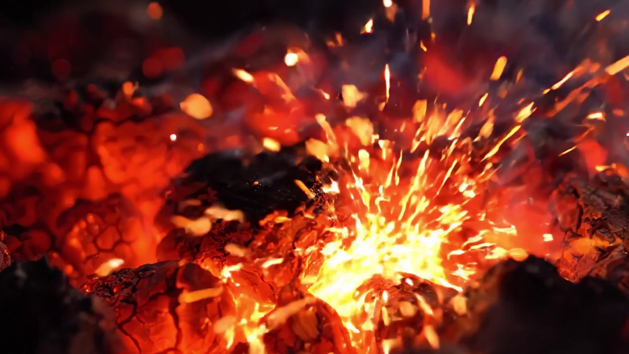Bagliore ipnotico della brace: catturare il calore intenso e la luminosità dei carboni ardenti in una calda e focosa dimostrazione della potenza della natura