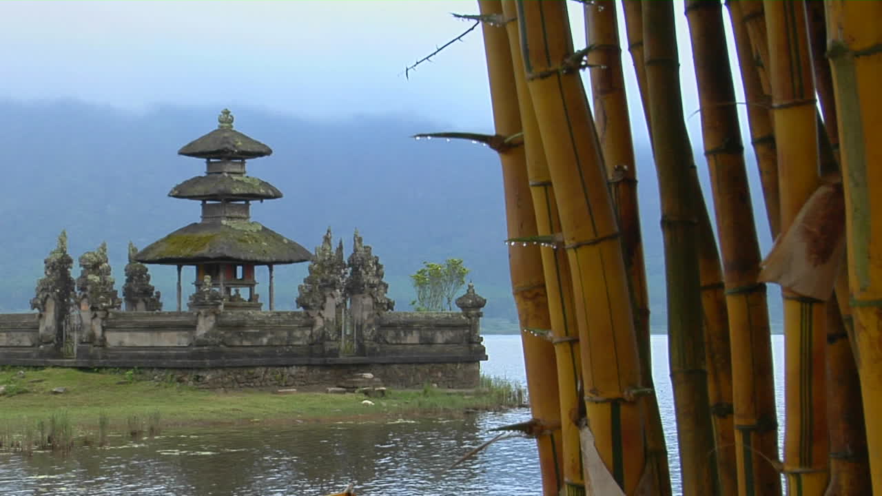 gotas de bambú con rocío en el templo de ulun danu en el lago bratan bali