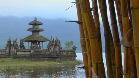 在布拉坦巴利湖上的烏隆達努寺<unk>上,竹子滴下露水