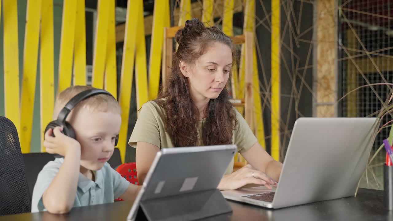 мать и сын работают из дома