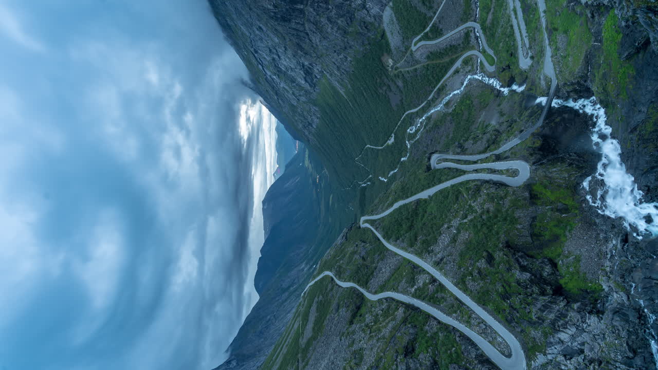 el lapso de tiempo vertical de las nubes en el valle de romsdalen, las curvas de la horquilla del paso de trollstigen