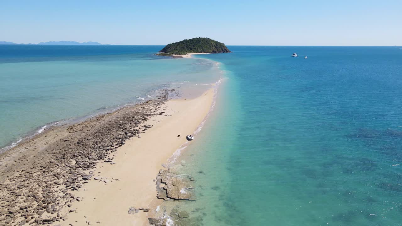 whitsundays에 있는 langford 섬의 모래 침에 있는 바위, 화창한 날 호주 그레이트 배리어 리프