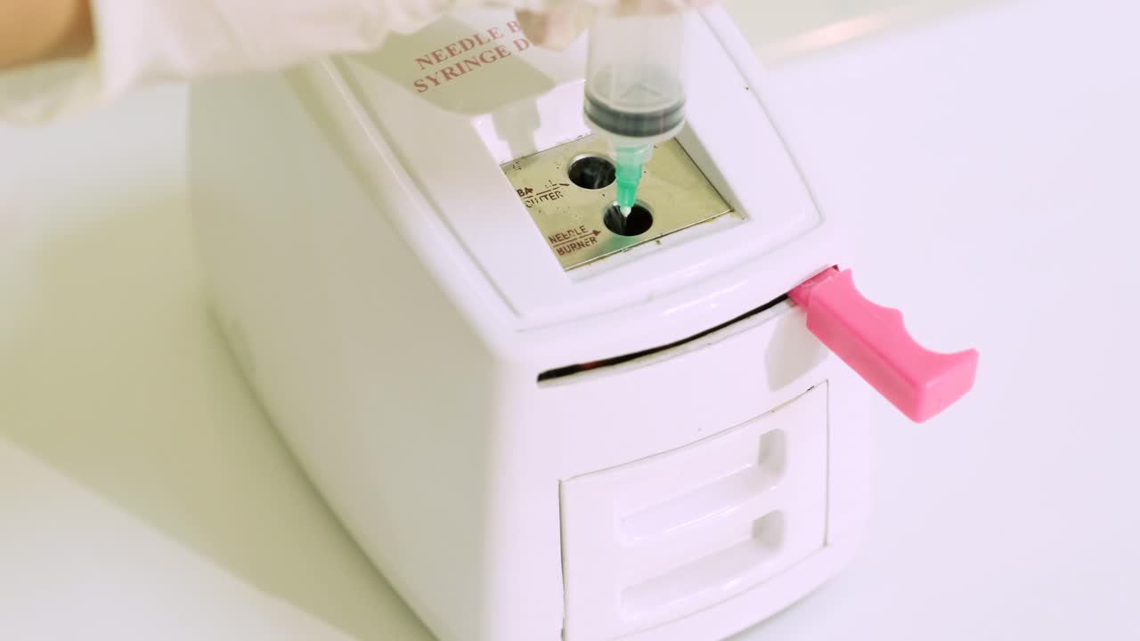 preparación de plasma rico en plaquetas. tubo con sangre en las manos. centrifugadora.