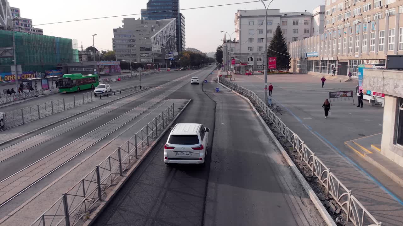 고 있는 사람 들 과 함께 건설 중 인 도시 거리