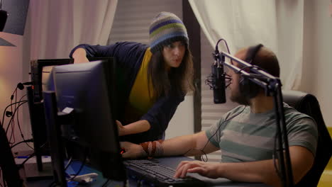 Girlfriend supports her pro gamer boyfriend