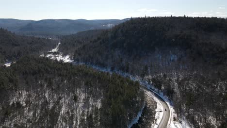 Steigende-Perspektive-Einer-Kurvenreichen-Straße-Und-Eines-Flusses-Zwischen-Ländlichen-Hügeln-Während-Der-Wintersaison