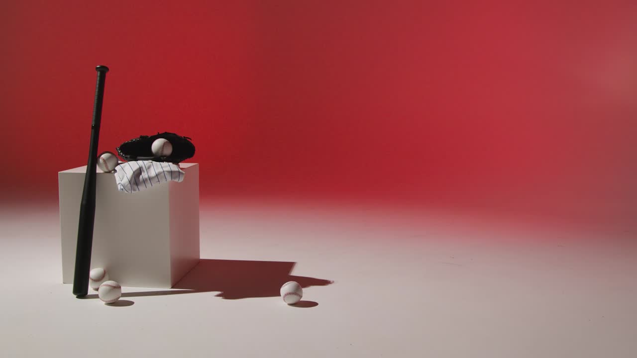 estudio de béisbol con vida muerta con receptores de pelota de murciélago, guantes y camiseta del equipo con iluminación roja 2