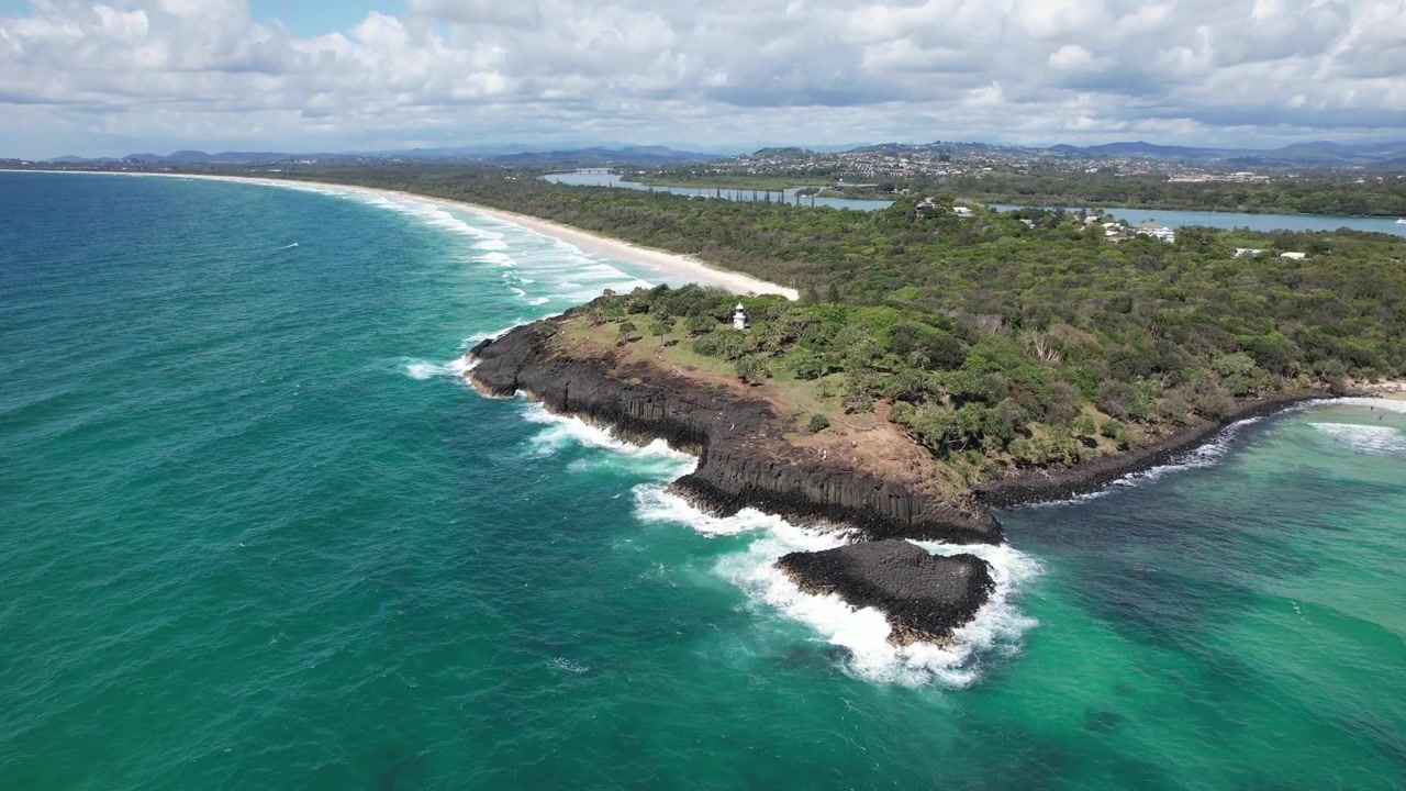 Promontorio a Fingal Head nel Nuovo Galles del Sud, Australia - Ripresa aerea con drone.
