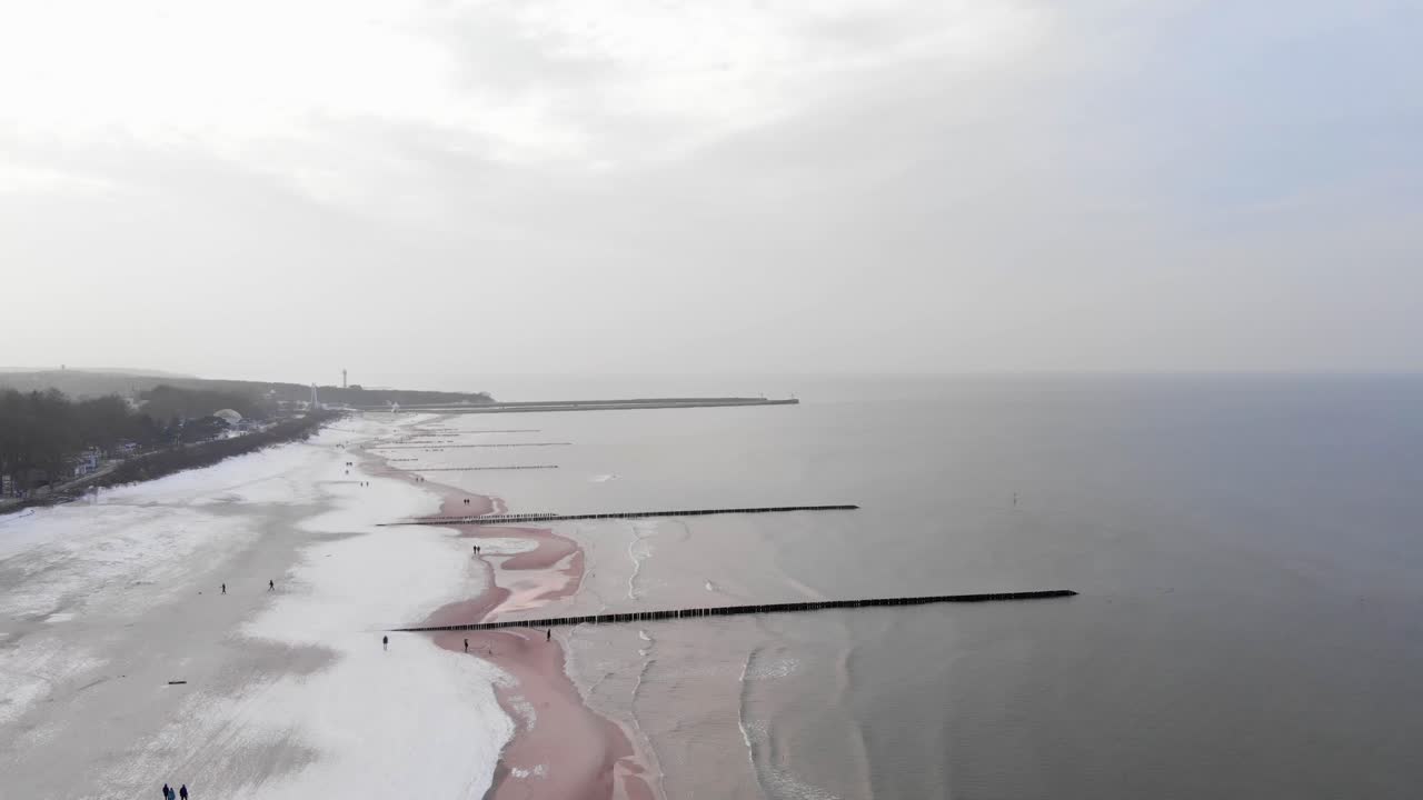снимок с воздуха песчаного пляжа в устьке зимой