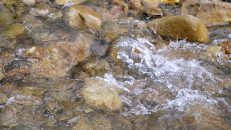 Klarer-Bach,-Der-Durch-Steinbrocken-Fließt,-Reichlich-Fluss,-Der-In-Zeitlupe-Fließt