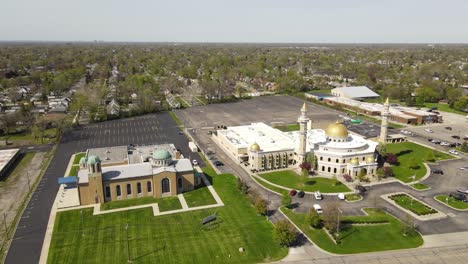 reenvío aéreo toma descendente del centro islámico de américa al lado de la iglesia cristiana, dearborn michigan