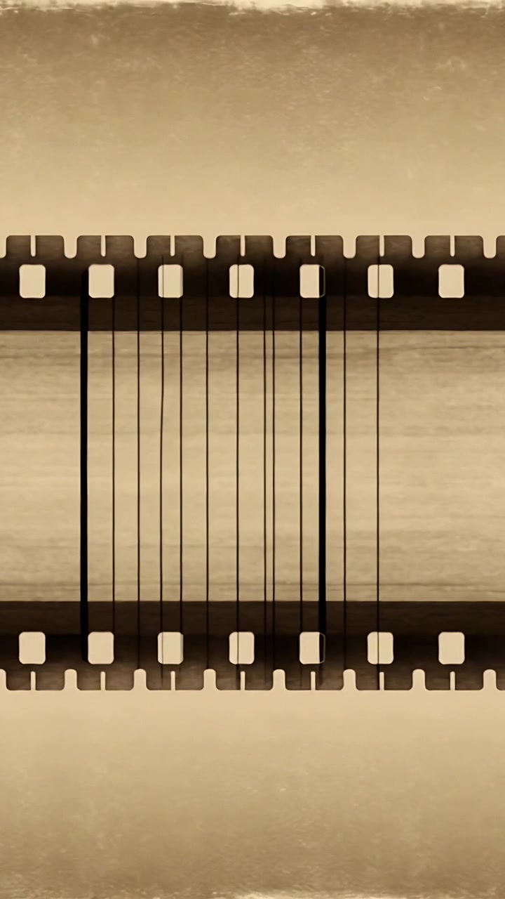 Video verticale: Riproduzione che inizia, pellicola seppia che sposta linee attraverso l'inquadratura, con i fori di trascinamento.