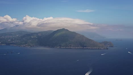 Hermoso,-Timelapse-Cinematográfico-De-Sorrento,-Punta-Campanella-Con-Nubes-Rodando-Sobre-La-Montaña