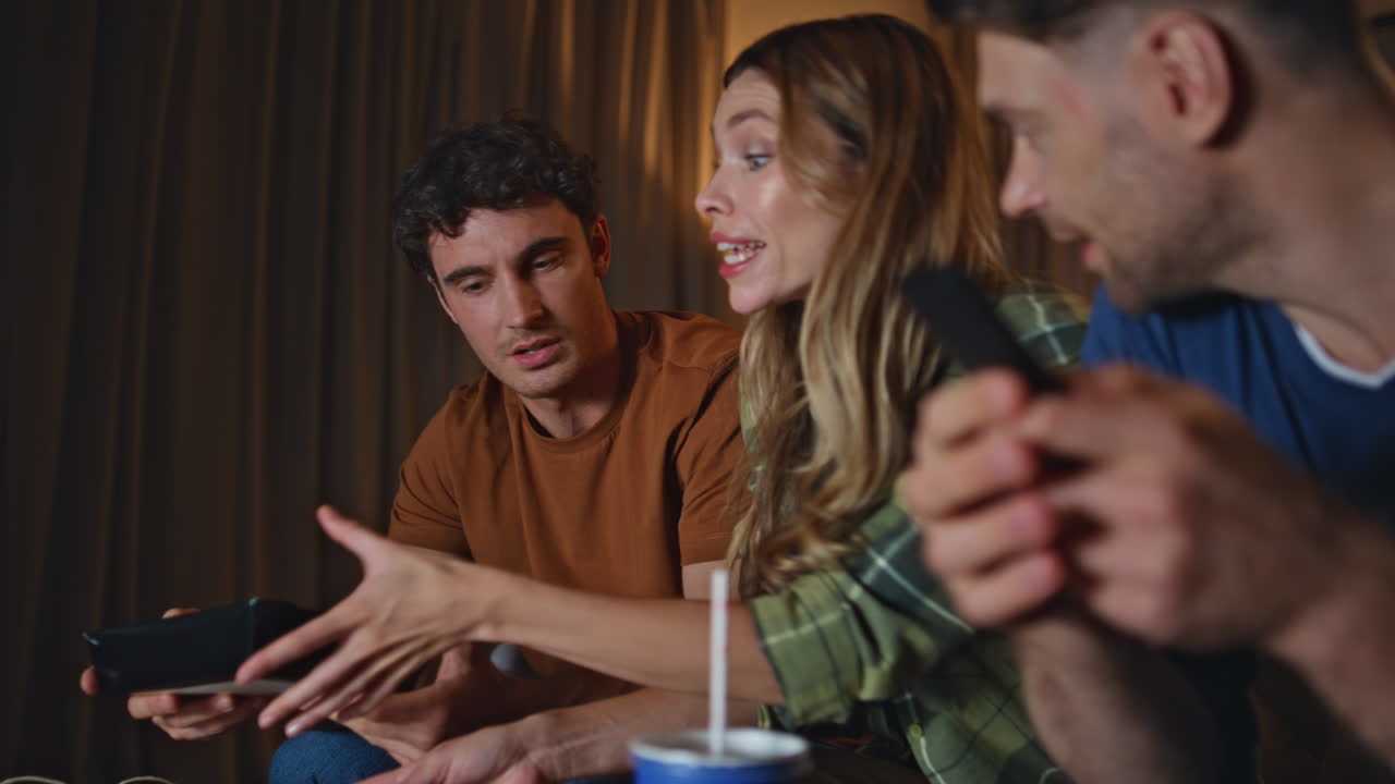 Nærbilde av venner som slapper av hjemme og spiser og drikker om kvelden. Folk slapper av.
