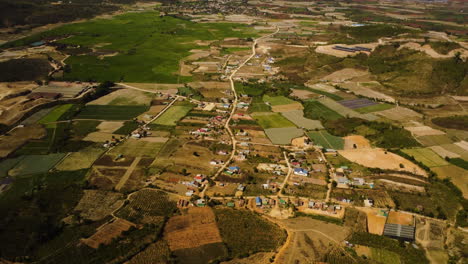 ベトナムの小さな町と農村の農地の風景、空撮ドローンビュー