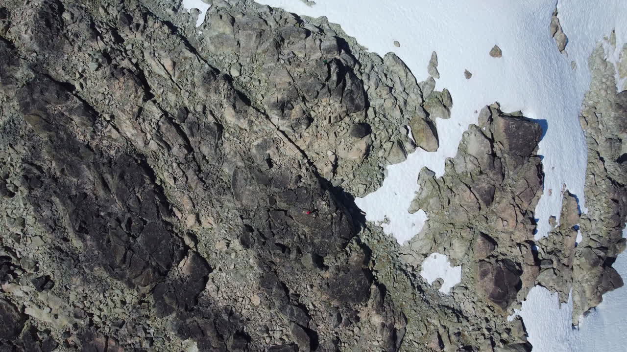 태평양 범위 캐나다 bc 4k에 있는 바위가 많은 슈가로프 산에서 공중 드론 하향식 상승