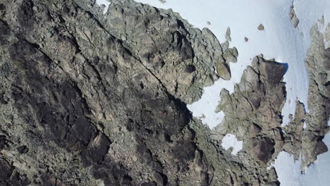 drone aéreo de arriba hacia abajo subiendo en la montaña rocosa del pan de azúcar en las cordilleras del pacífico canadá bc 4k
