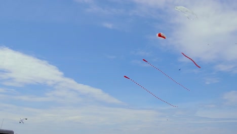 Tourists-flying-kites-at-Brenton-Point-in-Newport-Rhode-Island