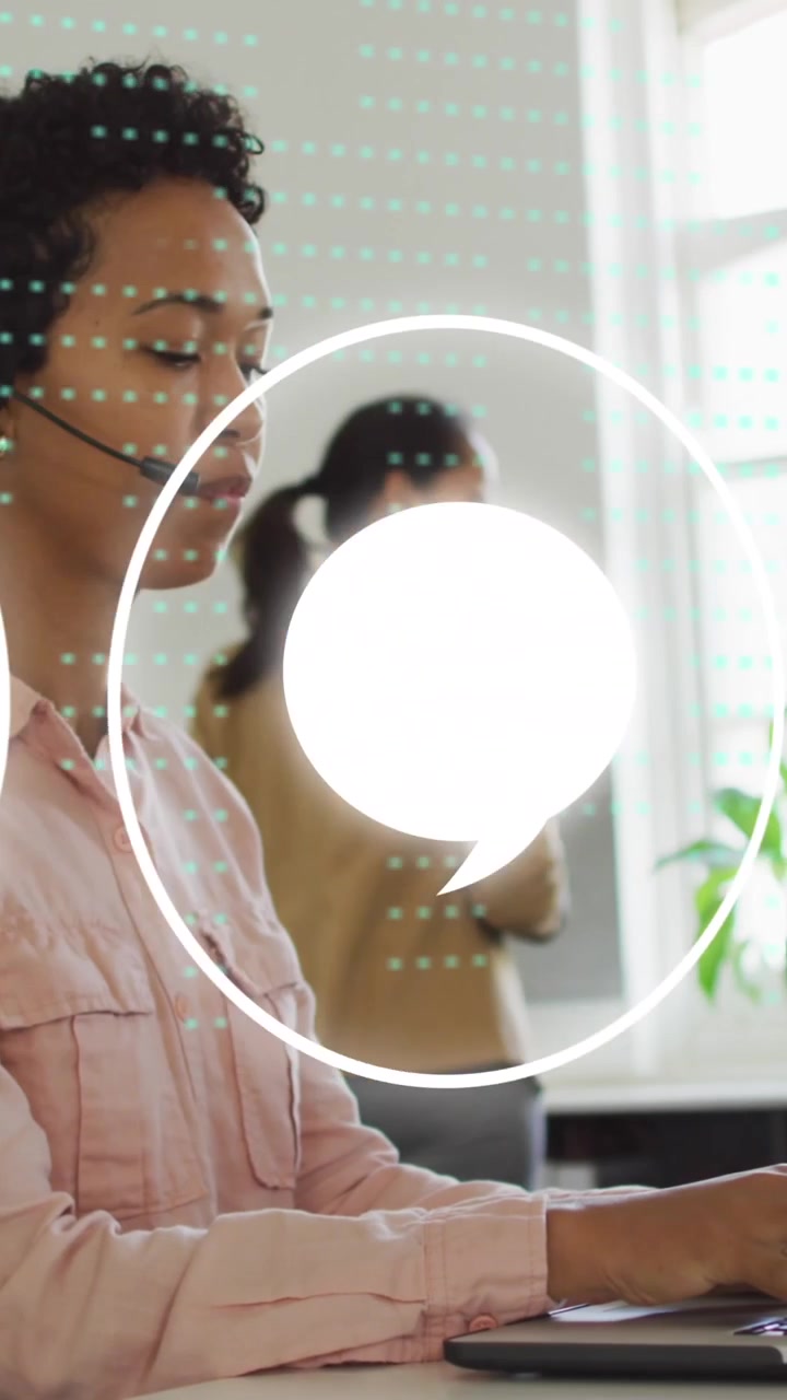 Animazione di elaborazione dati e icone su diversi professionisti che usano cuffie telefoniche in ufficio