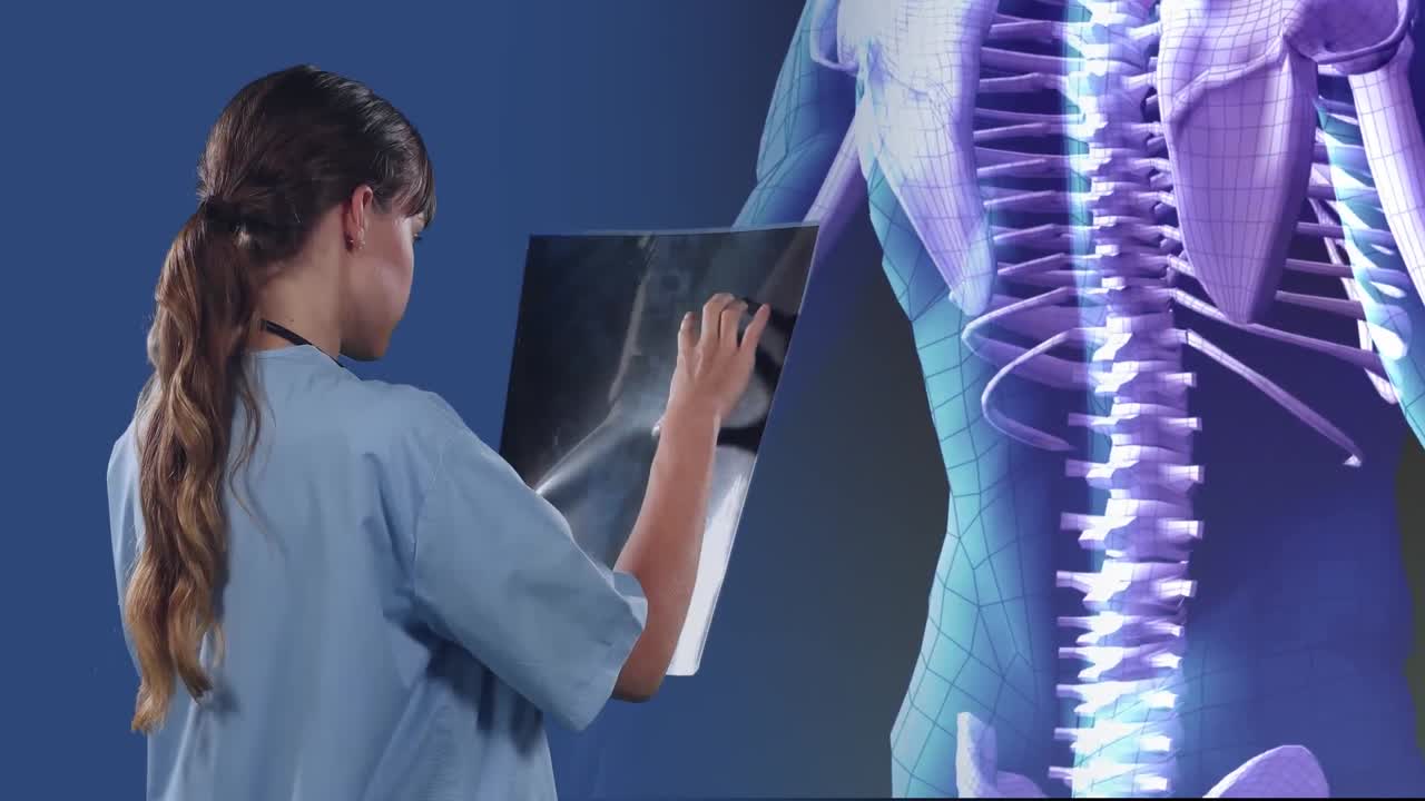 animación de un médico sosteniendo una exploración de rayos x sobre un modelo 3d del cuerpo humano girando sobre un fondo azul.