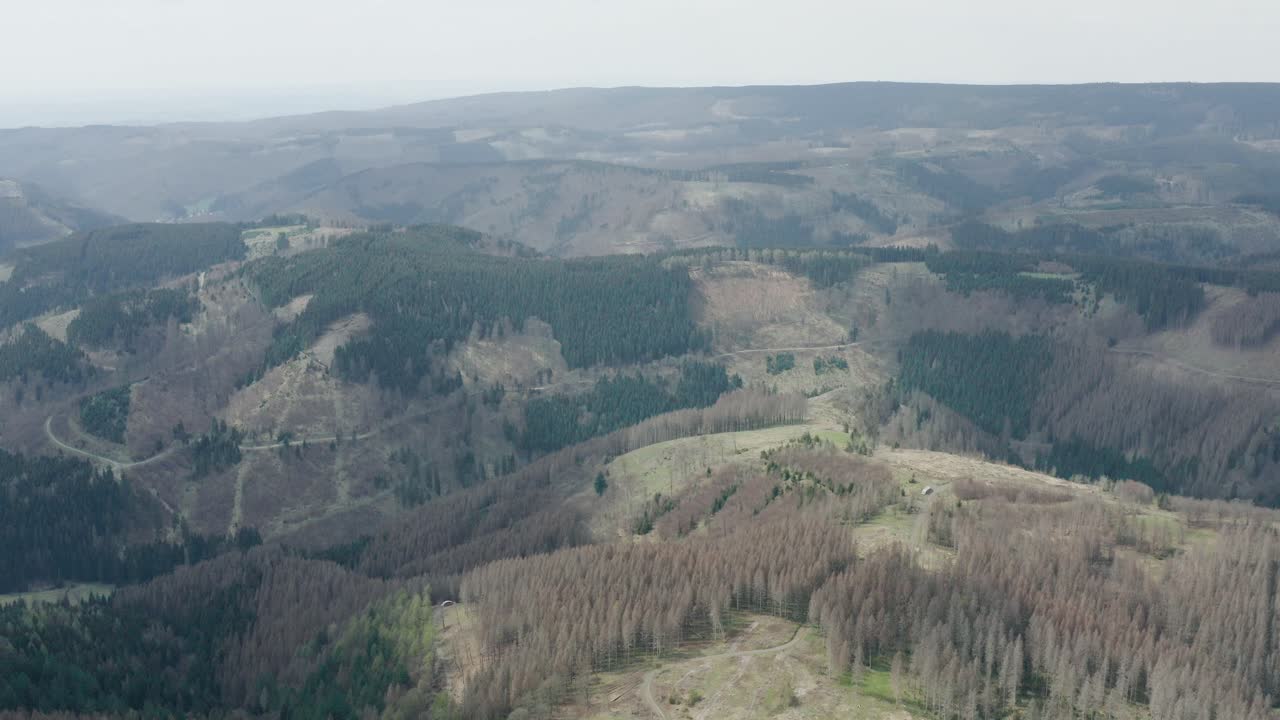 vistas aéreas de drones del parque nacional de harz en alemania central