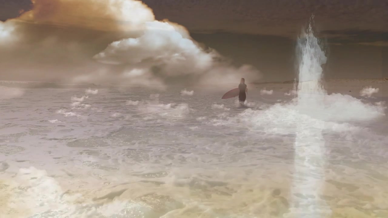 Donna che cammina tra le onde dell'oceano, con un overlay animato di dati sulle onde che guida una presentazione tecnologica.