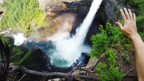 Wunderschöner-Wasserfall,-Der-Von-Der-Klippe-Fällt-4k