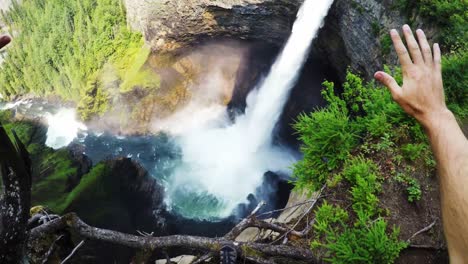 hermosa cascada que cae desde el acantilado 4k