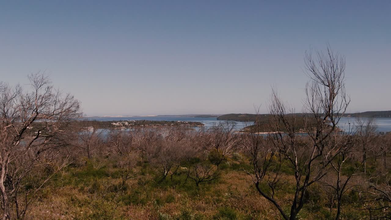 Vasto paesaggio di corsi d'acqua e isole con vegetazione secca sotto un cielo sereno.