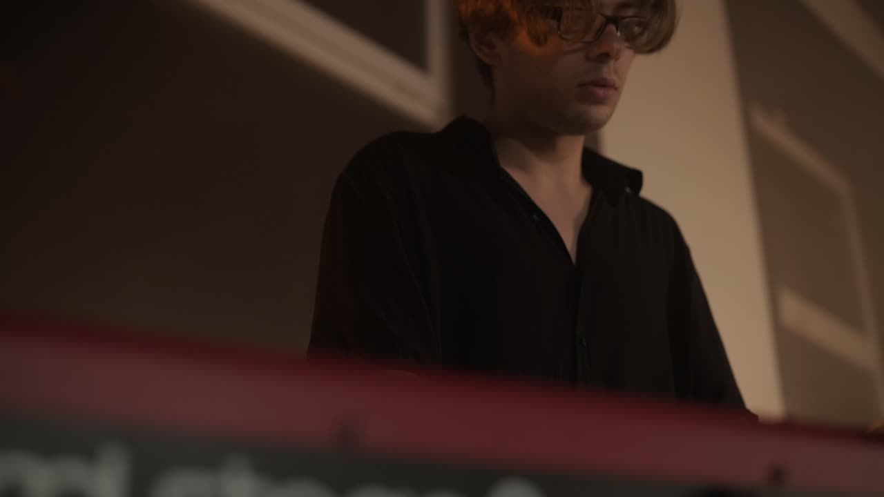 Concert de groupe en direct avec chanteur, bassiste, pianiste, batteur et guitariste